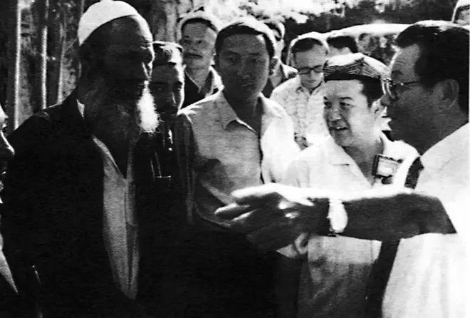 李瑞环与李世默_李瑞环出身寒门奋斗历程_李瑞环凿壁偷光读书故事