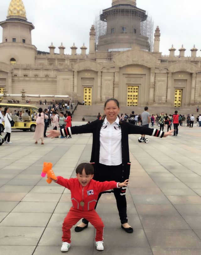 学生眼中的老师妈妈_老师妈妈的小学生作文_我的美母教师